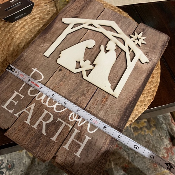“Peace on Earth” Nativity Sign - Picture 2 of 4